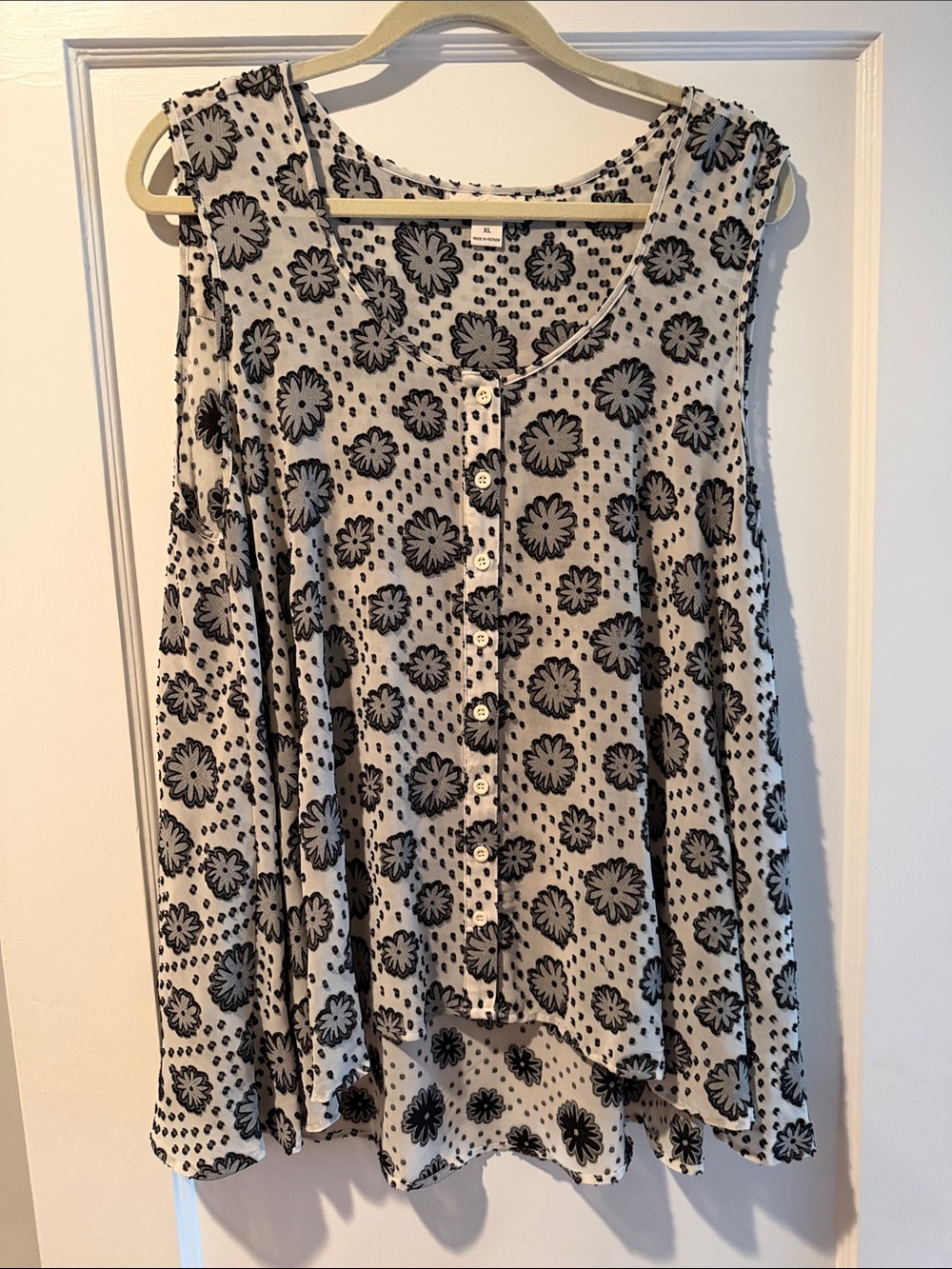 Style & Co. Black and Cream Floral High-Low Button-Front Tank GUC